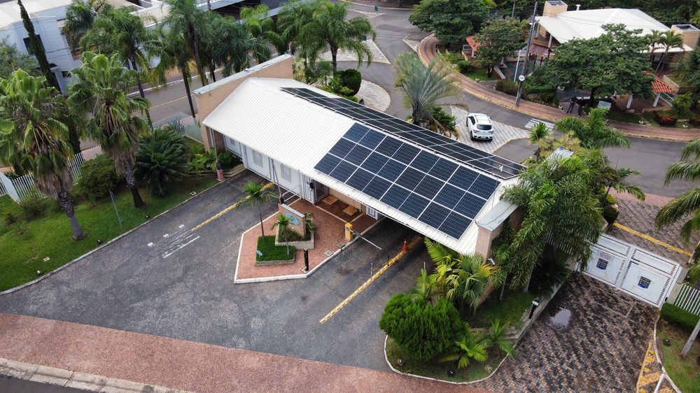 Placas solares na cobertura da portaria de condomínio com sistema híbrido